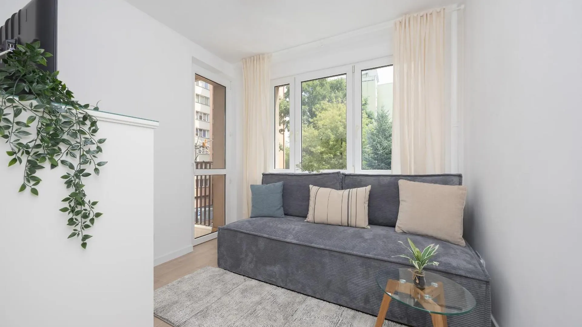 Komfortowy Apartament W Warszawie Z Dwiema Sypialniami Blisko Rzeki By Rent Like Home Varsavia